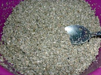 Vermiculite brown rice flour stirred